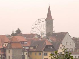 Rothenburg ob der Tauber Das Riesenrad vom Blickwinkel der Rothenburger Innenstadt.