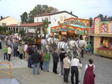 Festzug zur Eröffnung. Zur Eröffnung des Geisenfelder Volksfestes gibt es jedes Jahr einen großen Festzug. Er läuft von der Innenstadt zum Volksfestplatz und endet im Festzelt.